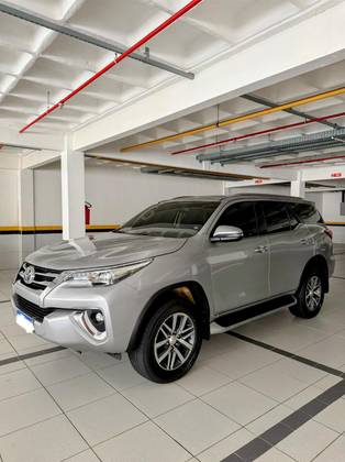 TOYOTA HILUX SW4 2.8 SRX 4X4 7 LUGARES 16V TURBO INTERCOOLER DIESEL 4P AUTOMÁTICO TOYOTA HILUX SW4 2.8 SRX 4X4 7 LUGARES 16V TURBO INTERCOOLER DIESEL 4P AUTOMÁTICO